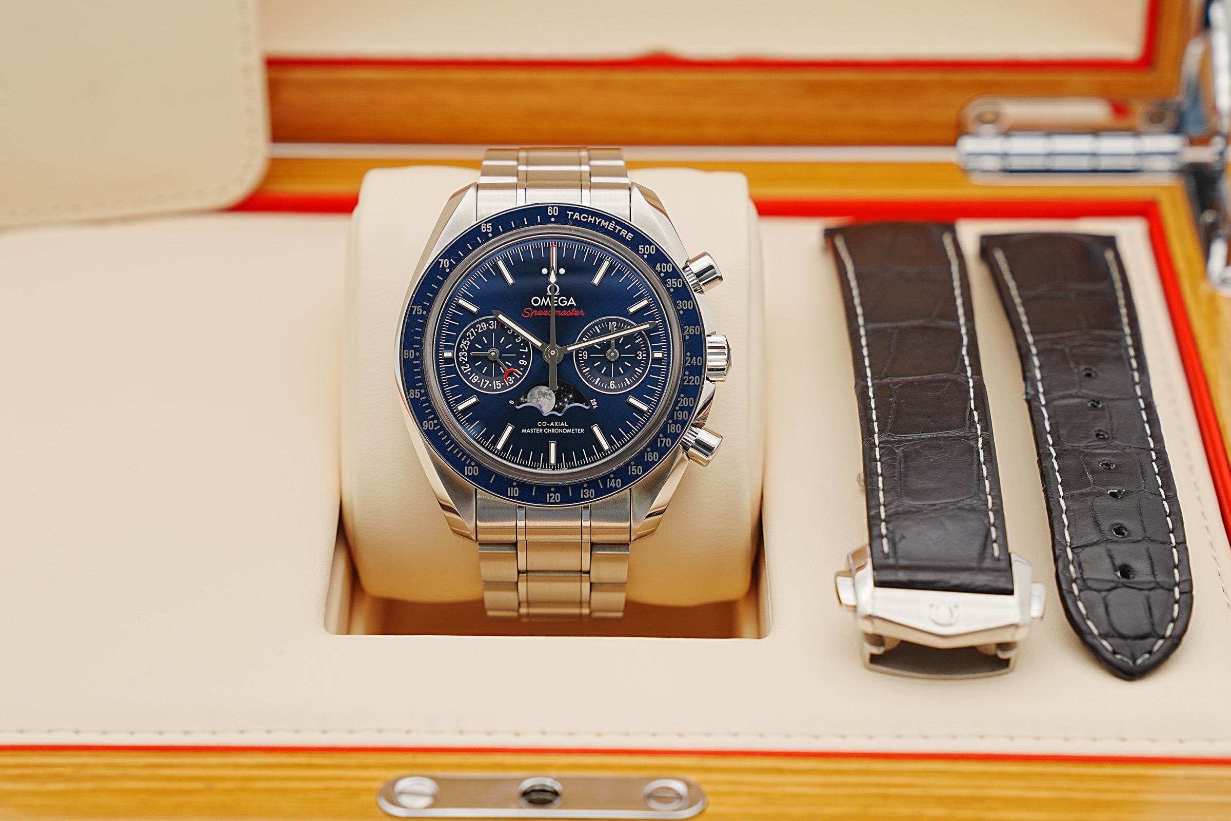 Omega Speedmaster Moonphase 304.33.44.52.03.001