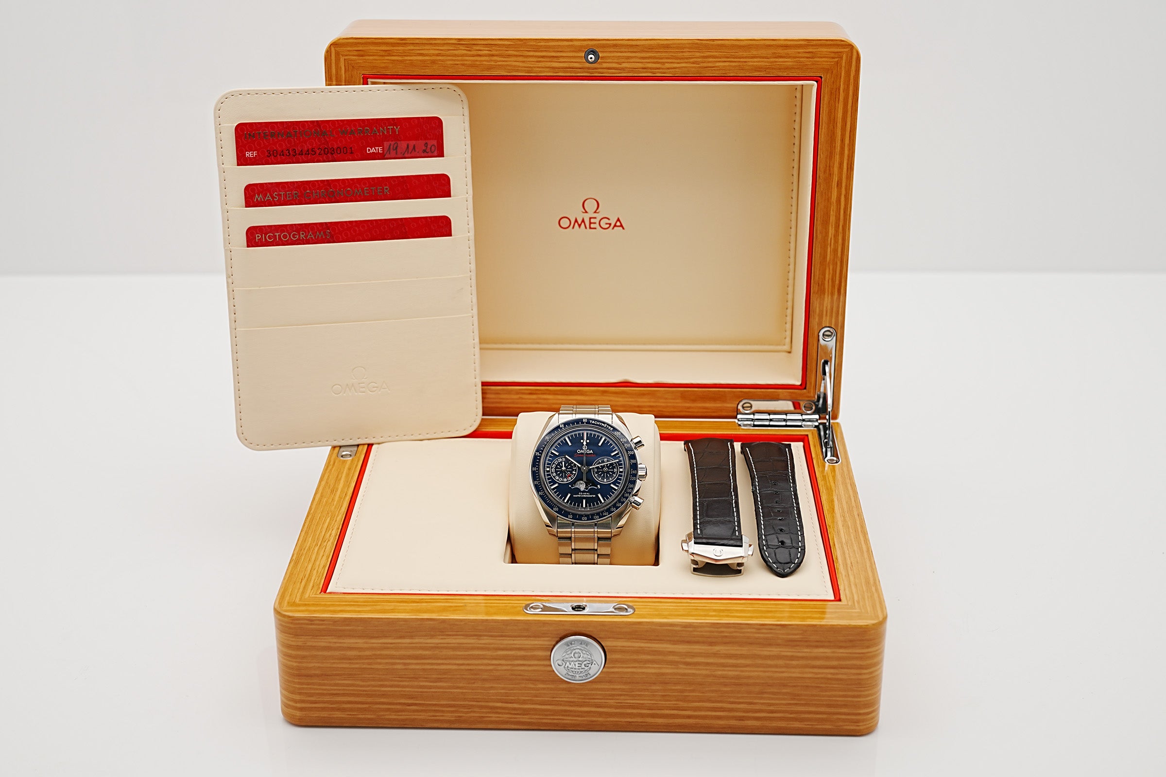 Omega Speedmaster Moonphase 304.33.44.52.03.001